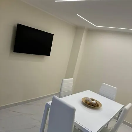 Lombardo House アパート